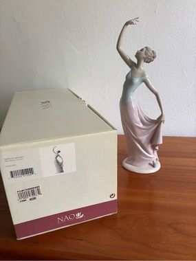 Lladro NAO "The Dance Is Over" porcelain figurine with Box
